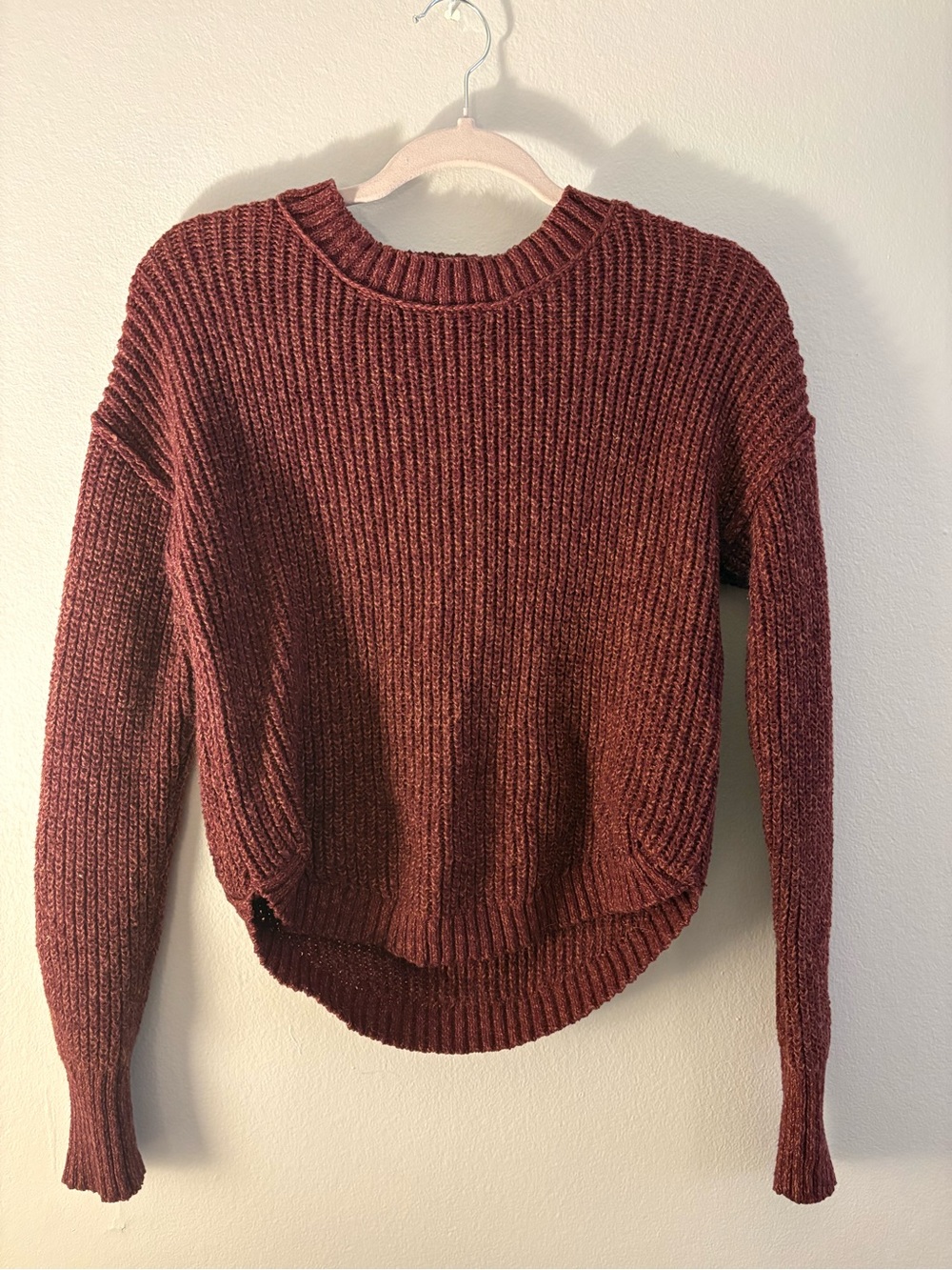 SO Ribbed Crewneck Sweater in Burgundy